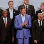 A spanyol Sánchez Trump-ellenes koalíciót épít, politikai mentőövet keresve otthon