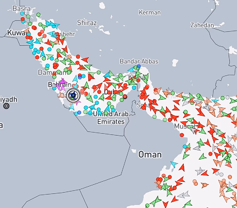Tengeri forgalom a Hormuzi-szoroson keresztül 2026. április 17-én éjszaka