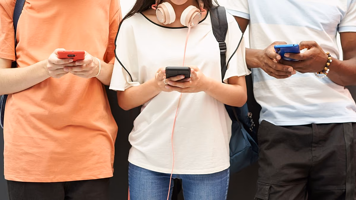 Franciaország közelebb lép a 15 éven aluli gyermekek közösségi médiában való betiltásához, de a részletek megoszlanak