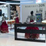 Humanoid robotok boxolnak és lépnek fel a hongkongi AI és robotika vásáron