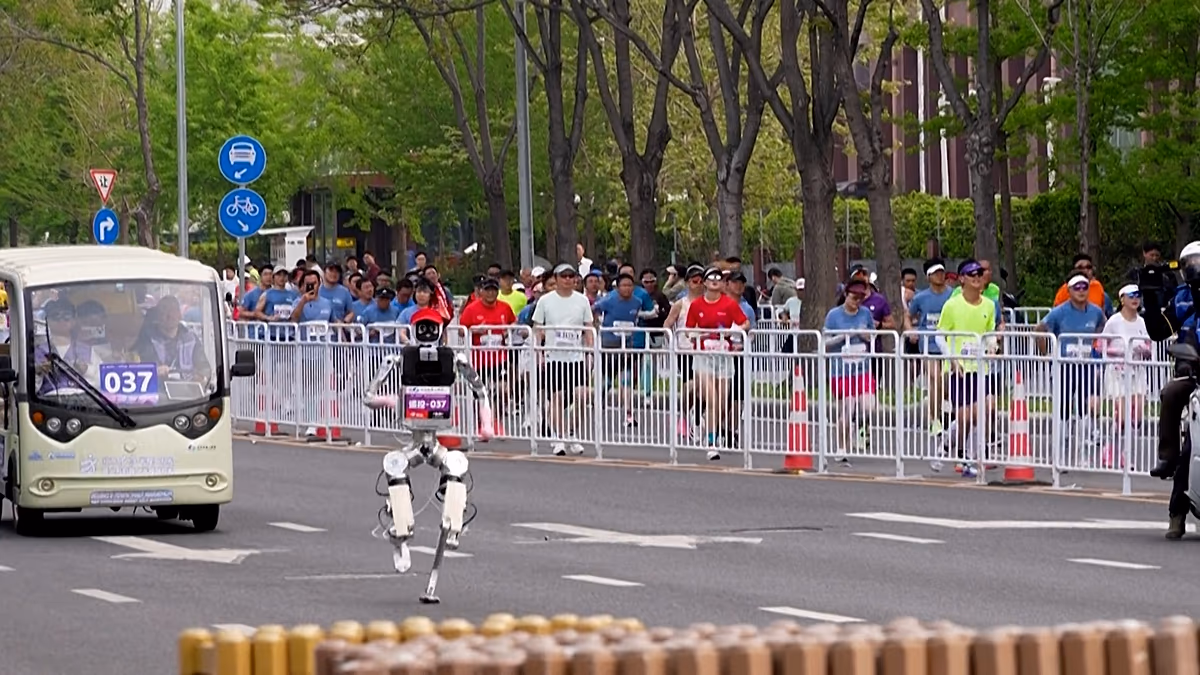 Kína humanoid robotoknak ad otthont a pekingi félmaratonon