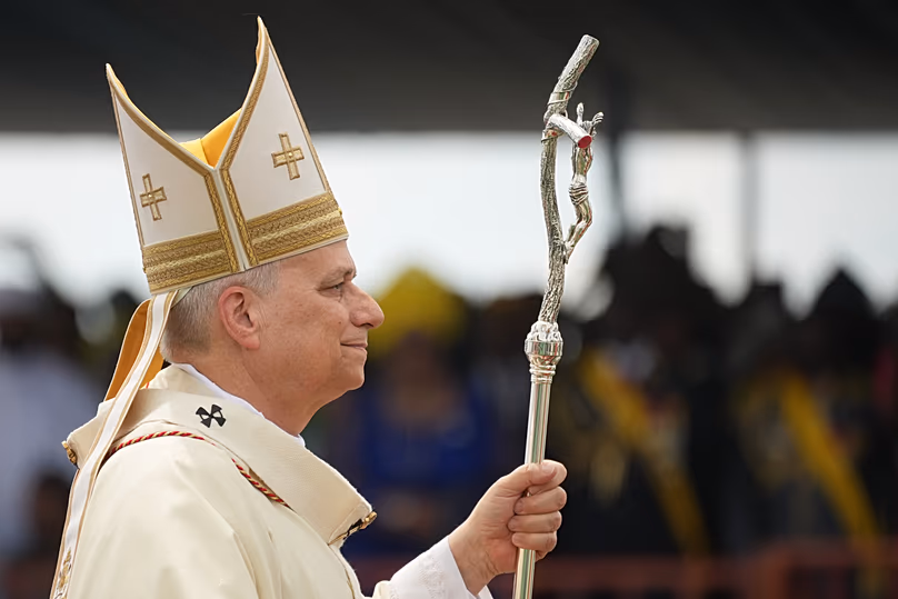 XIV. Leó pápa körmenetben érkezik, hogy szentmisét celebráljon a doualai Japoma Stadionban, 2026. április 17-én
