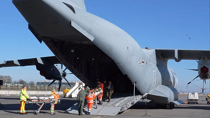 A sérült katonák repülővel érkeznek Berlinbe, hogy újra elosztják és kezeljék őket.