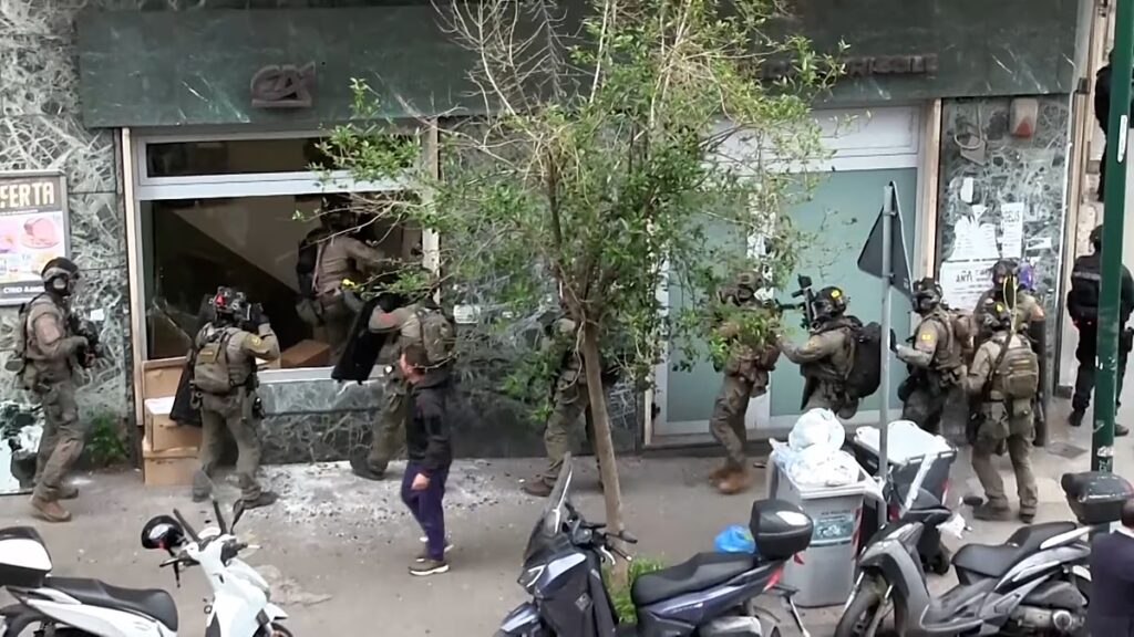 Olaszország: 25 túszt szabadítottak ki, amikor a nápolyi bankbanda eltűnt a föld alatt