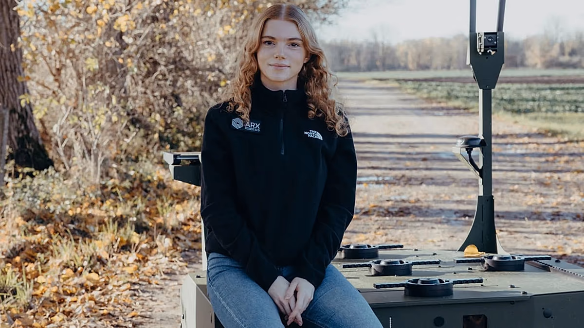 „Egy láb egyenruhában, másik öltönyben”: Hogyan segít egy fiatal német átformálni Európa biztonságát