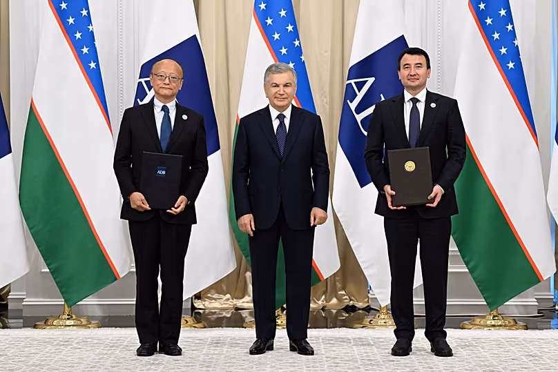 Üzbegisztán elnöke és az ADB vezetője összesen 11 milliárd eurós projektekről ír alá megállapodást