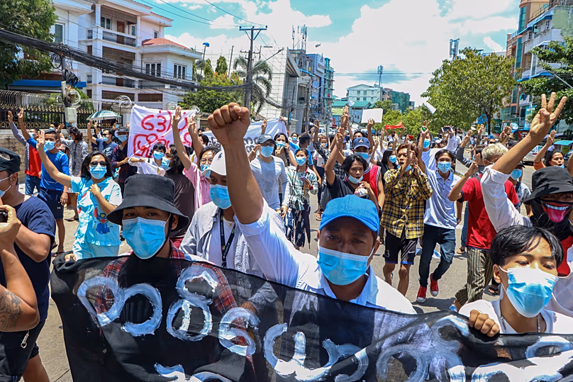 A puccsellenes tüntetők nagygyűlést szerveznek Yangonban, 2021. május 12-én 
