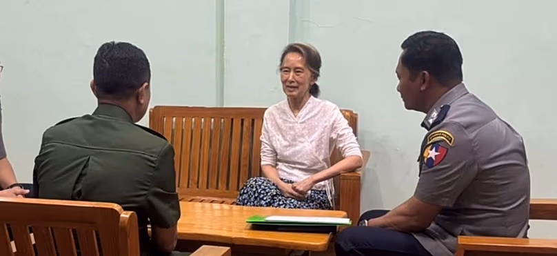 Az ország egykori vezetője, Aung San Suu Kyi tisztviselőkkel tárgyal Mianmarban egy ismeretlen helyen, dátum nélkül
