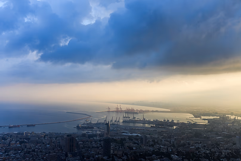 Napkeltekor a hajók kikötnek Haifa kikötőjében, 2024. november 24.