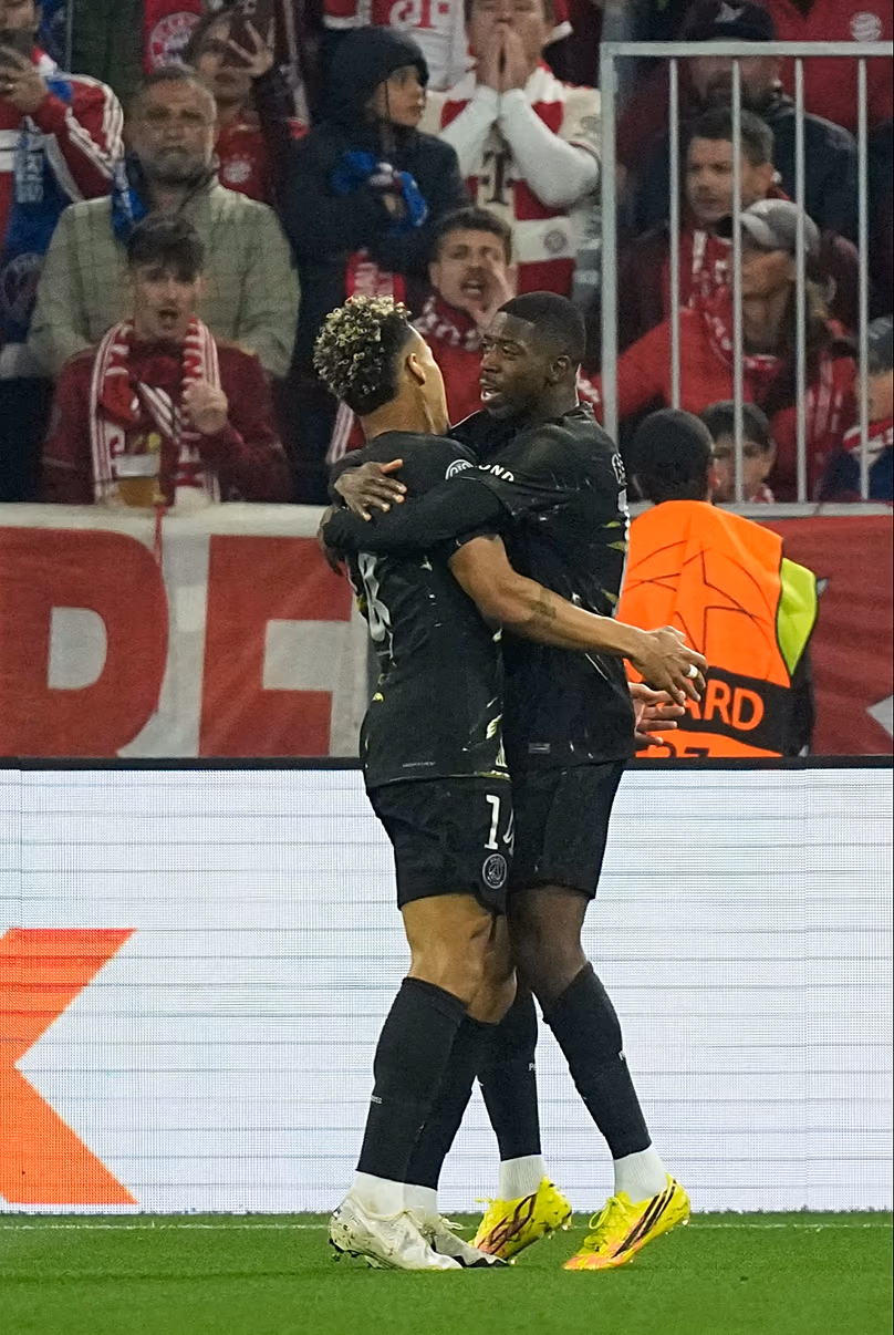 A PSG-s Ousmane Dembele, igaz, a PSG-s Desire Doue-val ünnepel, miután megszerezte csapatai első gólját a Bajnokok Ligája elődöntőjében.