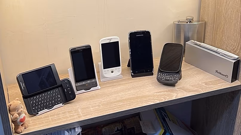 Pasquale nagyra becsült polca vintage telefonokkal. 