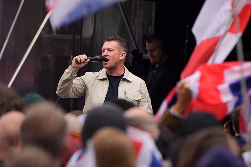 Stephen Yaxley-Lennon szélsőjobboldali agitátor, akit Tommy Robinson álnéven ismernek, felszólal a Unite the Kingdom tüntetésen Londonban, 2026. május 16-án, szombaton.