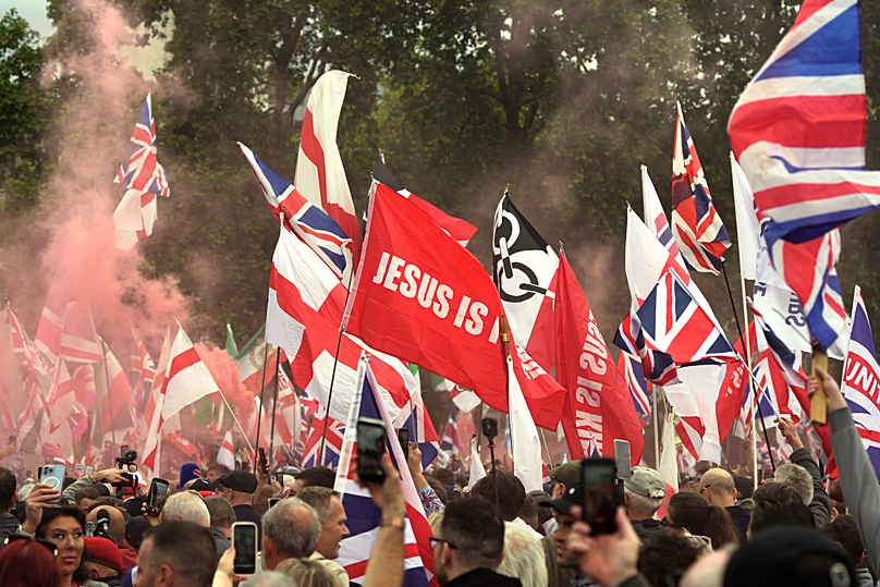 Zászlókkal tüntetők gyülekeztek a szélsőjobboldali Egyesítsd a Királyságot felvonuláson Londonban, 2026. május 16-án, szombaton.