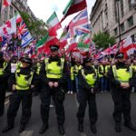 Hatalmas a londoni rendőrség, mivel tízezrek vesznek részt a rivális megmozdulásokon