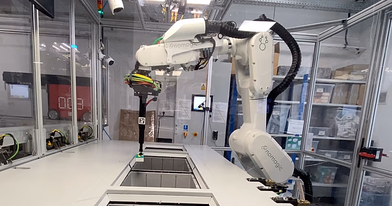 Robotokat tesztelnek Varsóban, Lengyelországban