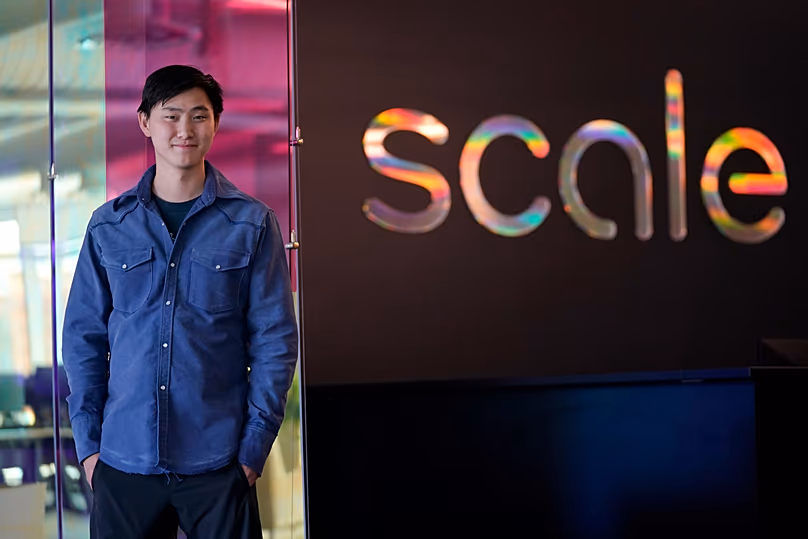 FÁJL. A Scale AI alapítója és vezérigazgatója, Alexandr Wang a cég San Franciscó-i (Kaliforniai) irodájában pózol 2023 májusában