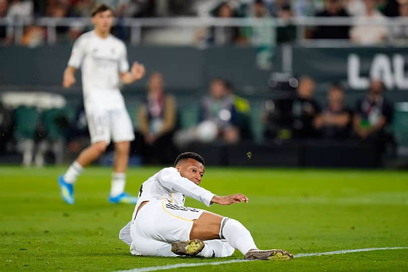 Kylian Mbappe, a Real Madrid játékosa a pályán ül, miután lőtt egy labdarúgást a Real Betis és a Real Madrid közötti La Liga labdarúgó-mérkőzésen Sevillában, Spanyolországban, 2026. április 24-én, pénteken.