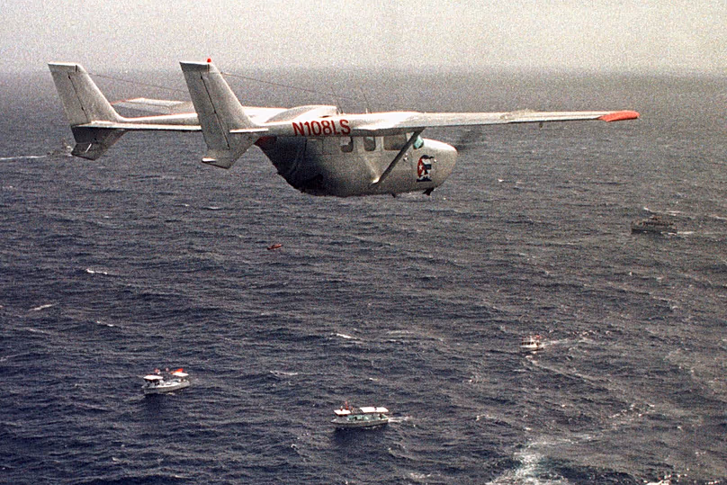 Egy Brothers to the Rescue repülőgép átrepül a Demokrácia Mozgalom flottilla felett a tizenkét mérföldes határnál Havannától északra, 1999. július 10.