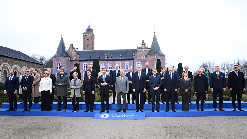 ARCHÍVUM – António Costa, az EU Tanácsának elnöke (középen) állam- és kormányfőkkel az EU-csúcson a belgiumi Bilzen-Hoeseltben, az Alden Biesen kastélyban, 2026. február 12.