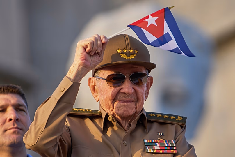 Raúl Castro kubai nemzeti zászlót lengetett a május elsejei felvonuláson a havannai Forradalom téren, 2025. május 1.