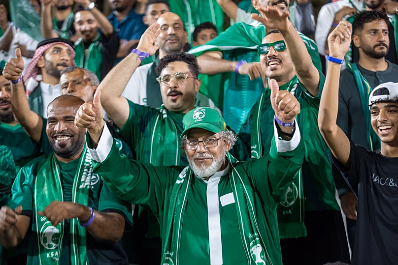 Szaúd-arábiai szurkolók ujjonganak a FIFA U17-es világbajnokságán a katari Dohában.