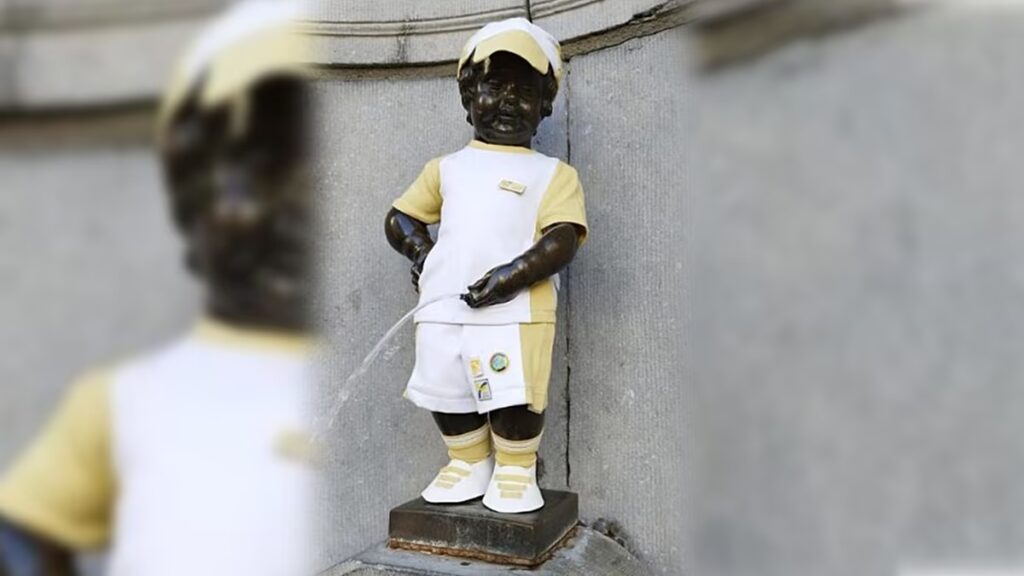 A brüsszeli Manneken Pis sportos