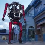 A kínai Unitree egy lovagolható, faltörő robotot mutat be egyenesen a sci-fiből
