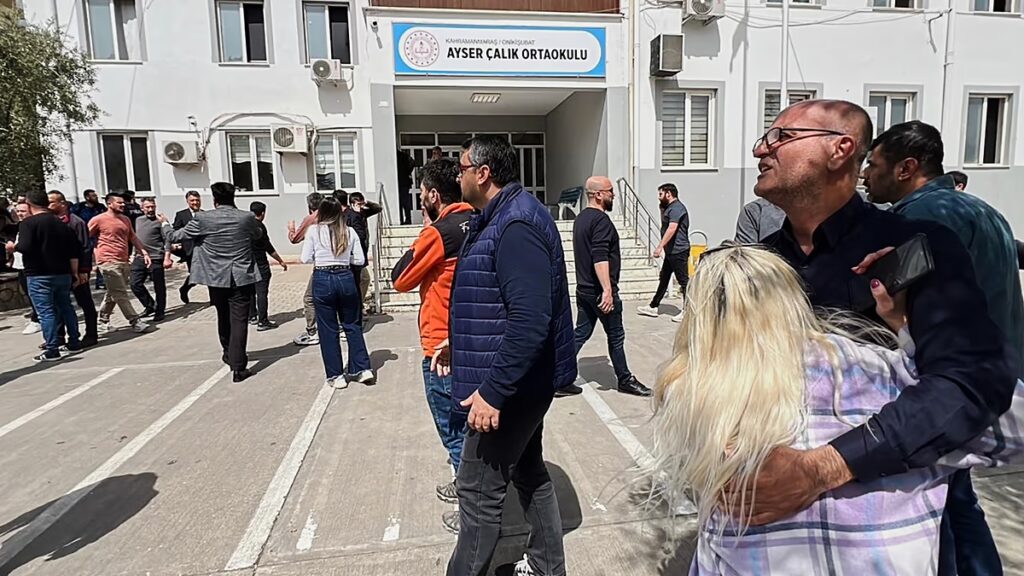 A törökországi iskolai lövöldözés utáni pánikjelenetek legalább kilenc halálos áldozatot követeltek Egy 14 éves, öt fegyverrel felfegyverzett fiatal tüzet nyitott szerdán egy törökországi iskolában, legalább kilenc ember meghalt, 13 ember pedig megsebesült – közölte a belügyminiszter. 2026.04.15