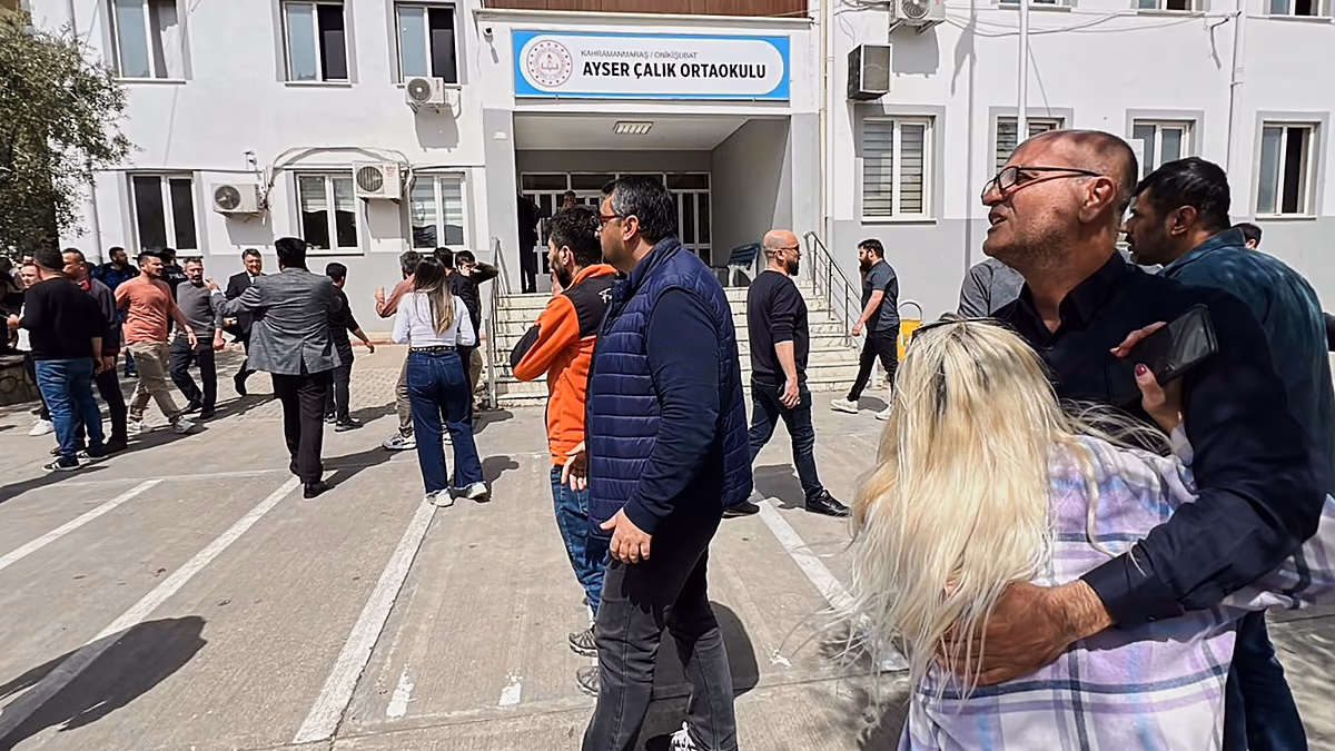 A törökországi iskolai lövöldözés utáni pánikjelenetek legalább kilenc halálos áldozatot követeltek Egy 14 éves, öt fegyverrel felfegyverzett fiatal tüzet nyitott szerdán egy törökországi iskolában, legalább kilenc ember meghalt, 13 ember pedig megsebesült – közölte a belügyminiszter. 2026.04.15