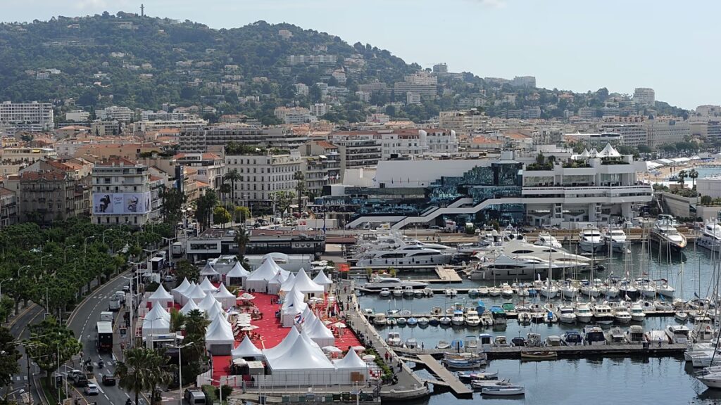 Az "obszcénnek" bélyegzett magánrepülőgépek Cannes-ba özönlöttek, mivel az üzemanyagválság élelmiszerhiánytól való félelmet vált ki