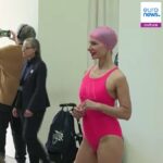 Bikiniben a múzeumban, hogy felfedezze Cezanne fürdőzőit