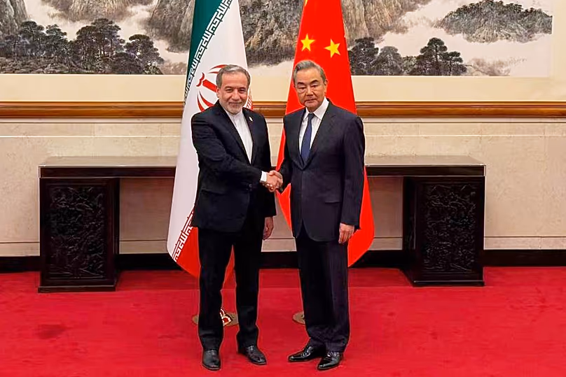 Vang Yi kínai külügyminiszter, igaz, találkozott Abbász Aragcsi iráni külügyminiszterrel Pekingben, 2026. május 6-án (az iráni külügyminiszter távirati csatornája az AP-n keresztül)