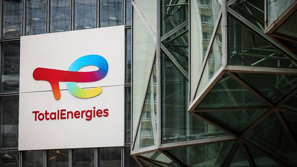 Francia gazdák trágyát dobnak ki a TotalEnergies finomítójába, tiltakozva az üzemanyagárak ellen