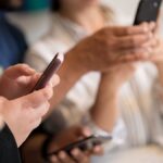 Ismerje meg az európai ifjúsági aktivistákat, akik visszaszorulnak a közösségi média általános tiltásai ellen