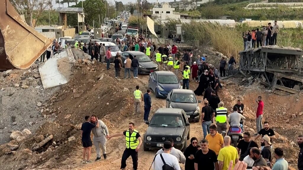Libanonban fegyverszünet lép életbe, mivel újra megnyílik a megrongálódott Kasmije híd Libanon és Izrael 10 napos fegyverszünetet kötött péntek hajnalban, mivel a hadsereg újra megnyitott egy sávot a déli megrongálódott Kasmije hídon, miután izraeli csapások érte a Tíroszt a tágabb régióval összekötő kulcsátkelőhelyet. 2026.04.17