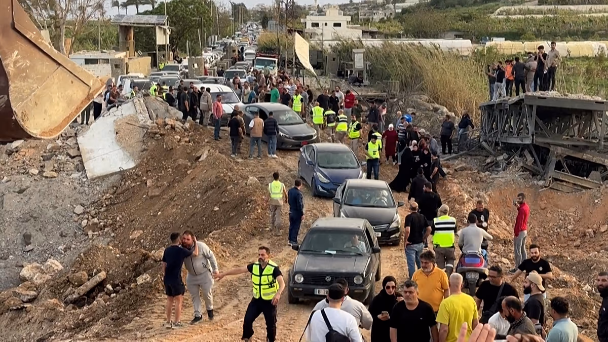 Libanonban fegyverszünet lép életbe, mivel újra megnyílik a megrongálódott Kasmije híd Libanon és Izrael 10 napos fegyverszünetet kötött péntek hajnalban, mivel a hadsereg újra megnyitott egy sávot a déli megrongálódott Kasmije hídon, miután izraeli csapások érte a Tíroszt a tágabb régióval összekötő kulcsátkelőhelyet. 2026.04.17