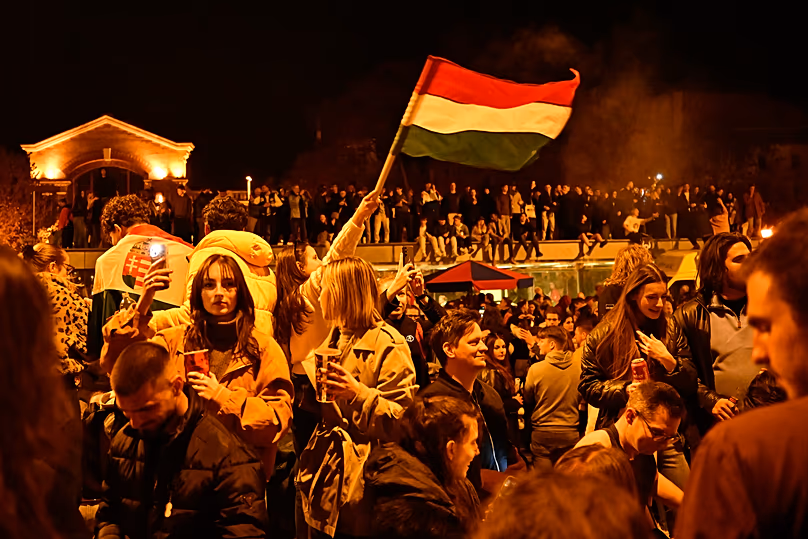 Ünnepelnek a fiatalok a választások után Budapesten, 2026. április 13-án