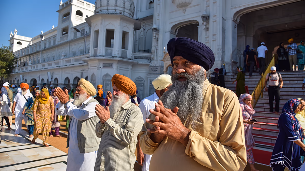 Pakisztán több ezer szikh zarándokot lát vendégül a 2026-os baisakhi rítusokon Pakisztán mintegy 2300 szikh zarándokot fogadott Indiából a Baisakhi ünnepségen a Gurdwara Panja Sahibben, Hasan Abdalban, körülbelül 45 kilométerre Iszlámábádtól. 2026.04.15