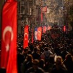 Török turisták özönlenek Görögországba, mivel az emelkedő költségek kiszorítják a görögöket Törökországból