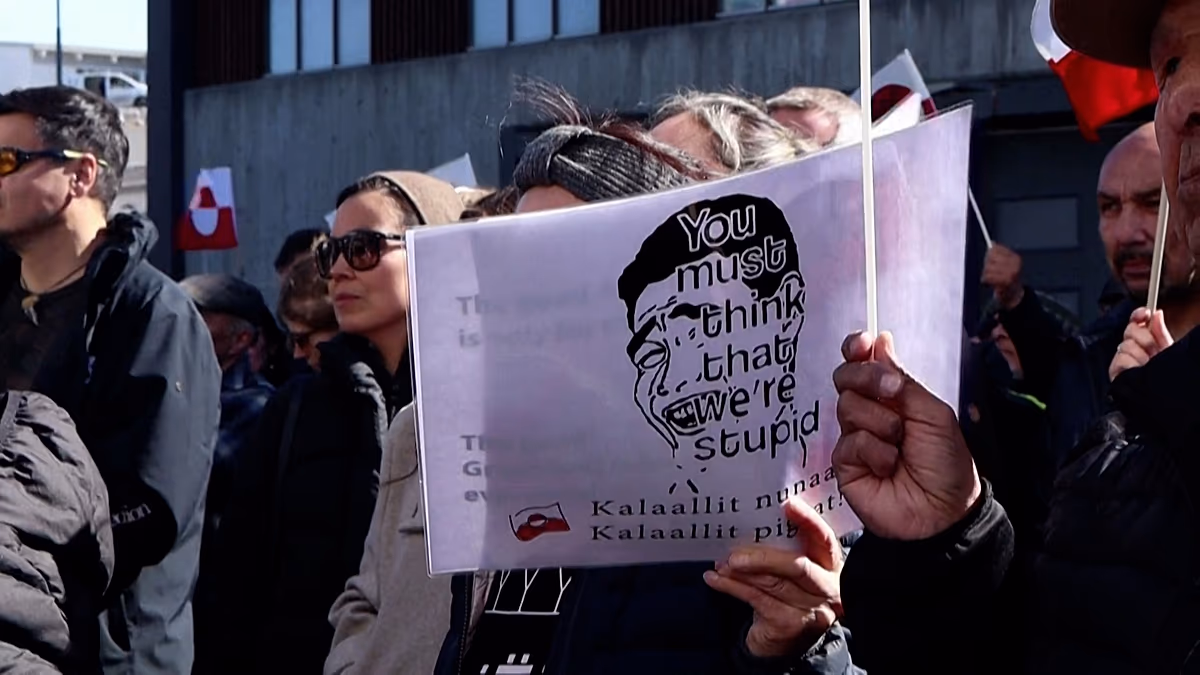 „Nem vagyunk eladók”: a grönlandiak tiltakoznak az Egyesült Államok növekvő jelenléte ellen Nuukban Több százan tiltakoznak az Egyesült Államok megújult jelenléte ellen, azzal vádolva Washingtont, hogy Grönlandot stratégiai értékként kezeli, és követeli az önuralom tiszteletben tartását. 2026.05.22