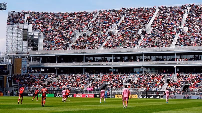 A Torontói Stadiont továbbfejlesztették, hogy több szurkolót fogadhasson
