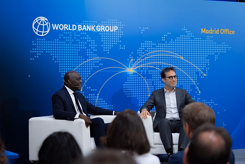 Carlos Cuerpo, első miniszterelnök-helyettes és gazdasági miniszter, valamint Makhtar Diop, a Nemzetközi Pénzügyi Társaság (IFC) ügyvezető igazgatója Madridban