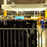 Az Amazon legforgalmasabb európai raktárában, ahol robotok, lézerek és emberek szállítják a jövőt