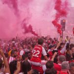 Az Arsenal-szurkolók London utcáin tolonganak a győzelmi parádén