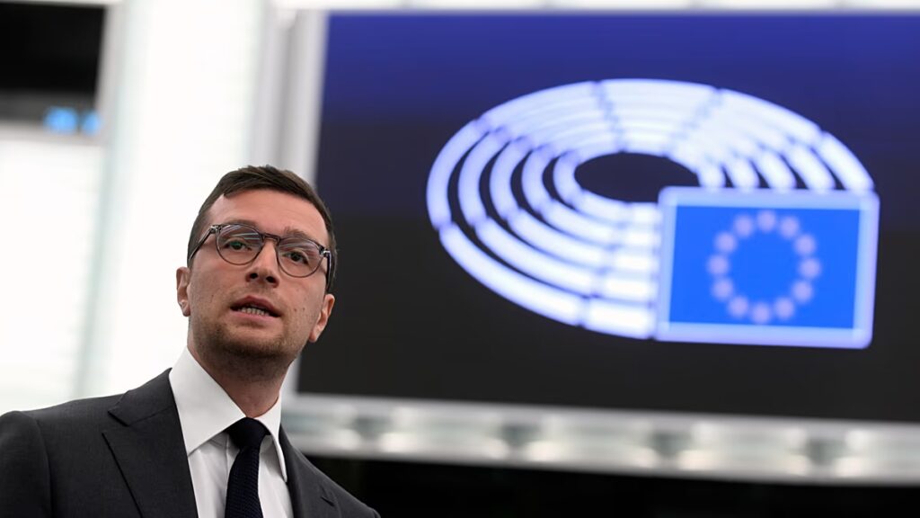 Az ügyészek Európa-szerte tartanak razziákat egy megszűnt szélsőjobboldali uniós csoport pénzeszközökkel való visszaélés miatt.