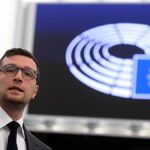 Az ügyészek Európa-szerte tartanak razziákat egy megszűnt szélsőjobboldali uniós csoport pénzeszközökkel való visszaélés miatt.