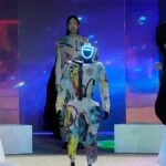 Humanoid robotok csatlakoznak modellekhez a szöuli divatbemutatón