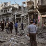 Izrael lerombolt egy négyemeletes házat egy éjszakai légicsapásban a központi gázai táborban Izrael lerombolt egy négyemeletes házat a gázai Maghazi menekülttáborban, miután a lakosok figyelmeztető hívást kaptak, amelyben elrendelték a evakuálást a csapás előtt. 2026.05.21