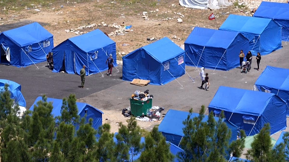 Libanon tengerparti sátortábort nyit Bejrútban, mivel az izraeli csapások 1 millió embert kiszorítottak Libanon nagy sátortábort nyitott a bejrúti tengerparton, hogy menedéket nyújtson az izraeli bombázások és a Hezbollahhoz kapcsolódó harcok miatt elhagyott civileknek, mivel mára több mint egymillió embert kényszerítettek ki otthonából. 2026.05.22