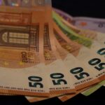 Mi marad egy 100 000 eurós adózás utáni fizetésből Európában?